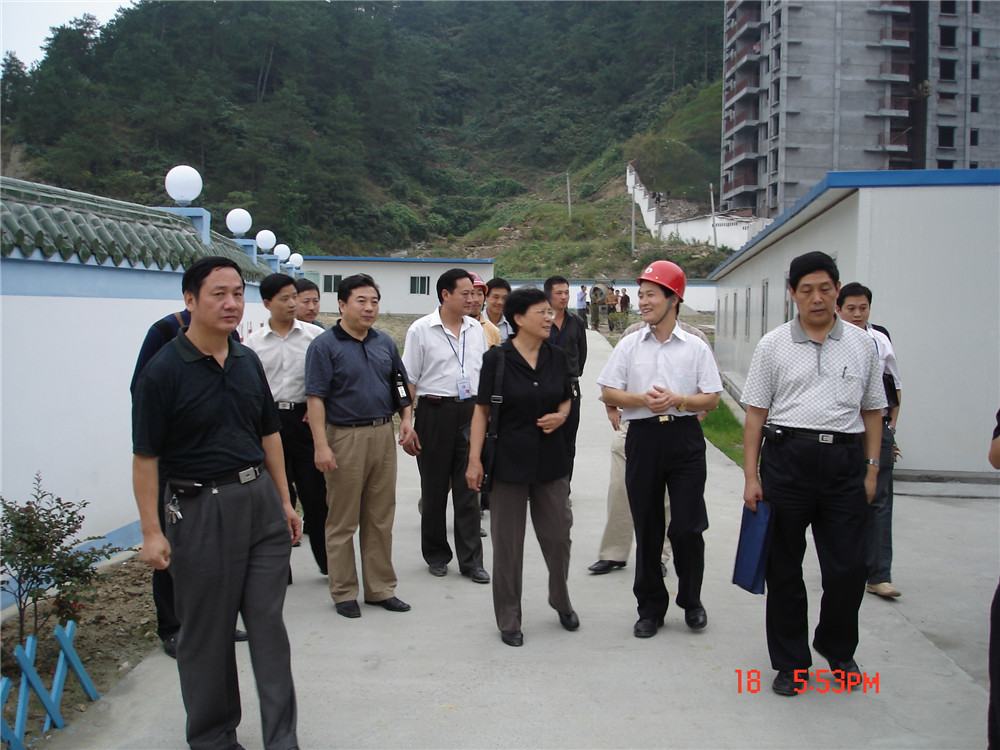 16湖北省建设厅副厅长武孟灵视察视察南宫集团集团十堰市游泳馆项目部