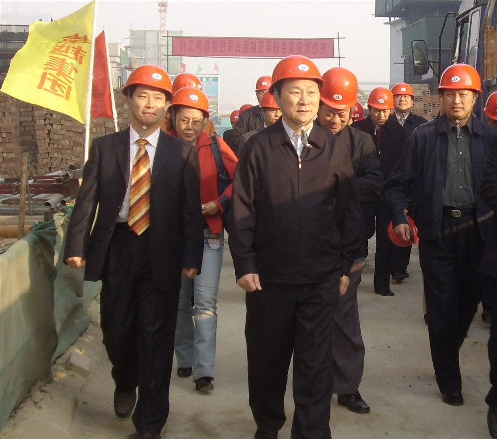 12湖北省副省长赵斌在刘雁飞的陪同下视察南宫集团公司在西安的建设现场
